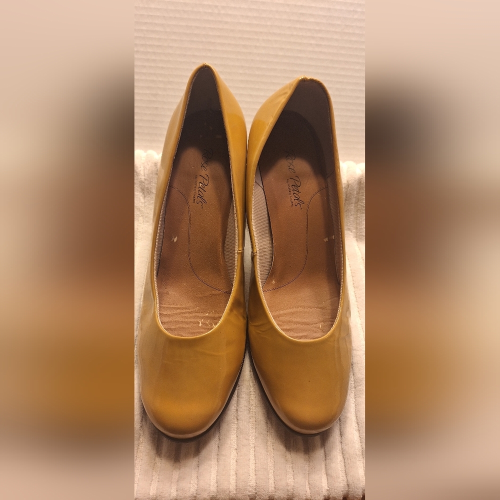 Walking Cradles Tan/Nude  Heels (2")Rose Petal Patent Leather pumps. 10.5WW
